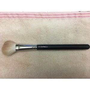 MAC 168 Synthetic Large Angled Contour Brush